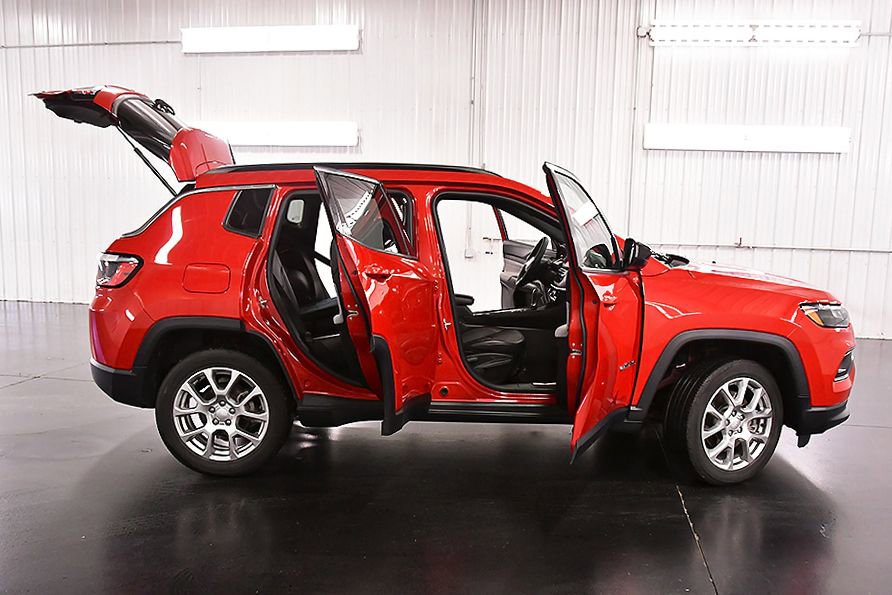 Used 2023 Jeep Compass Latitude AWD/4WD image 31