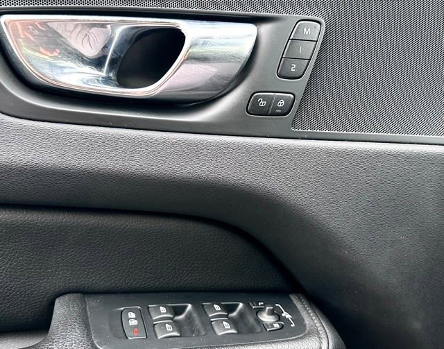 Used 2021 Volvo XC60 T5 Momentum w/ Premium Package image 17