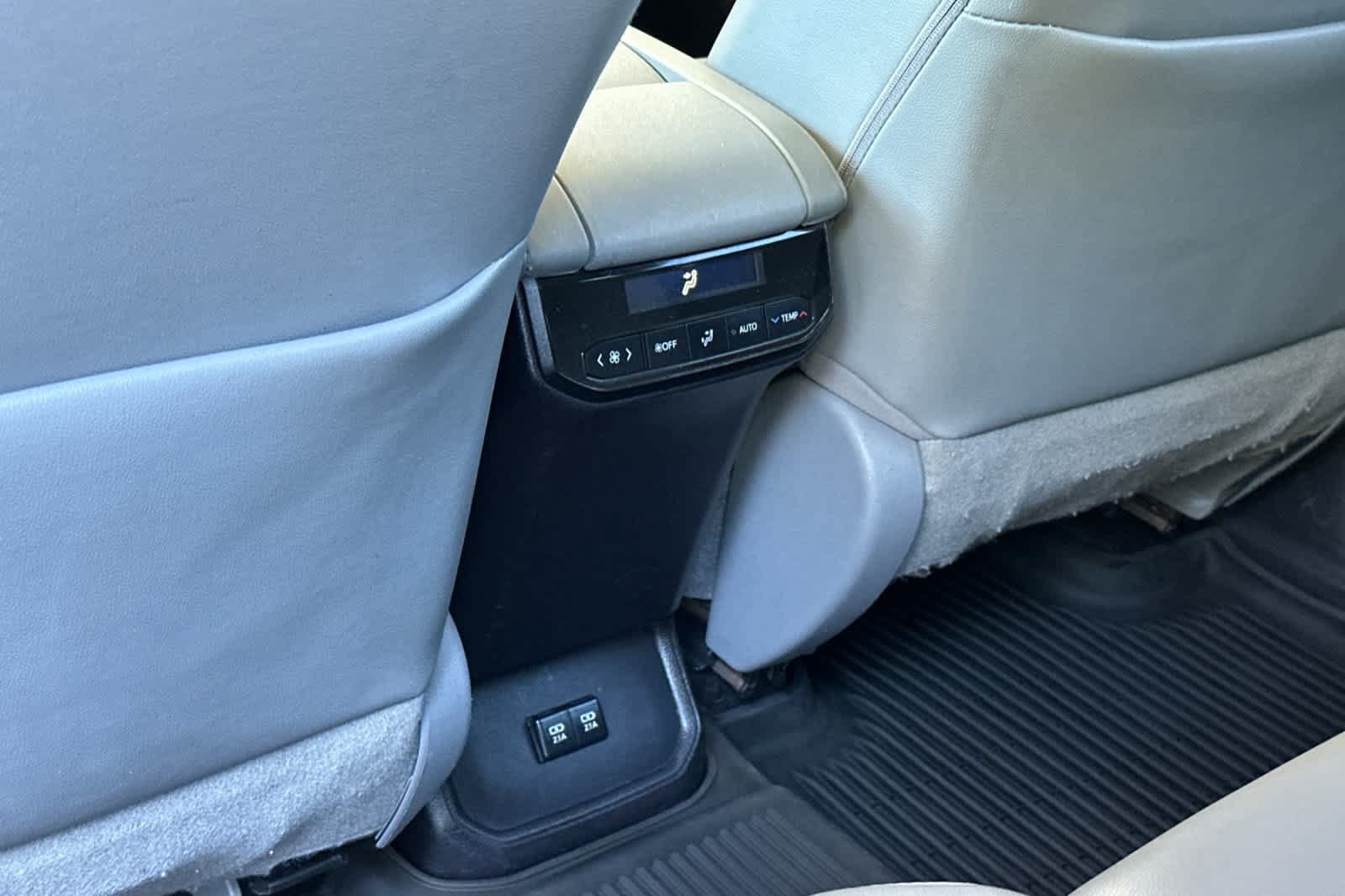 Used 2021 Toyota Highlander XLE AWD/4WD image 14