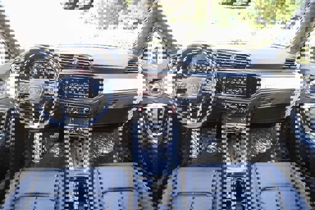 Used 2024 Audi Q3 2.0T Premium w/ Convenience Package image 11