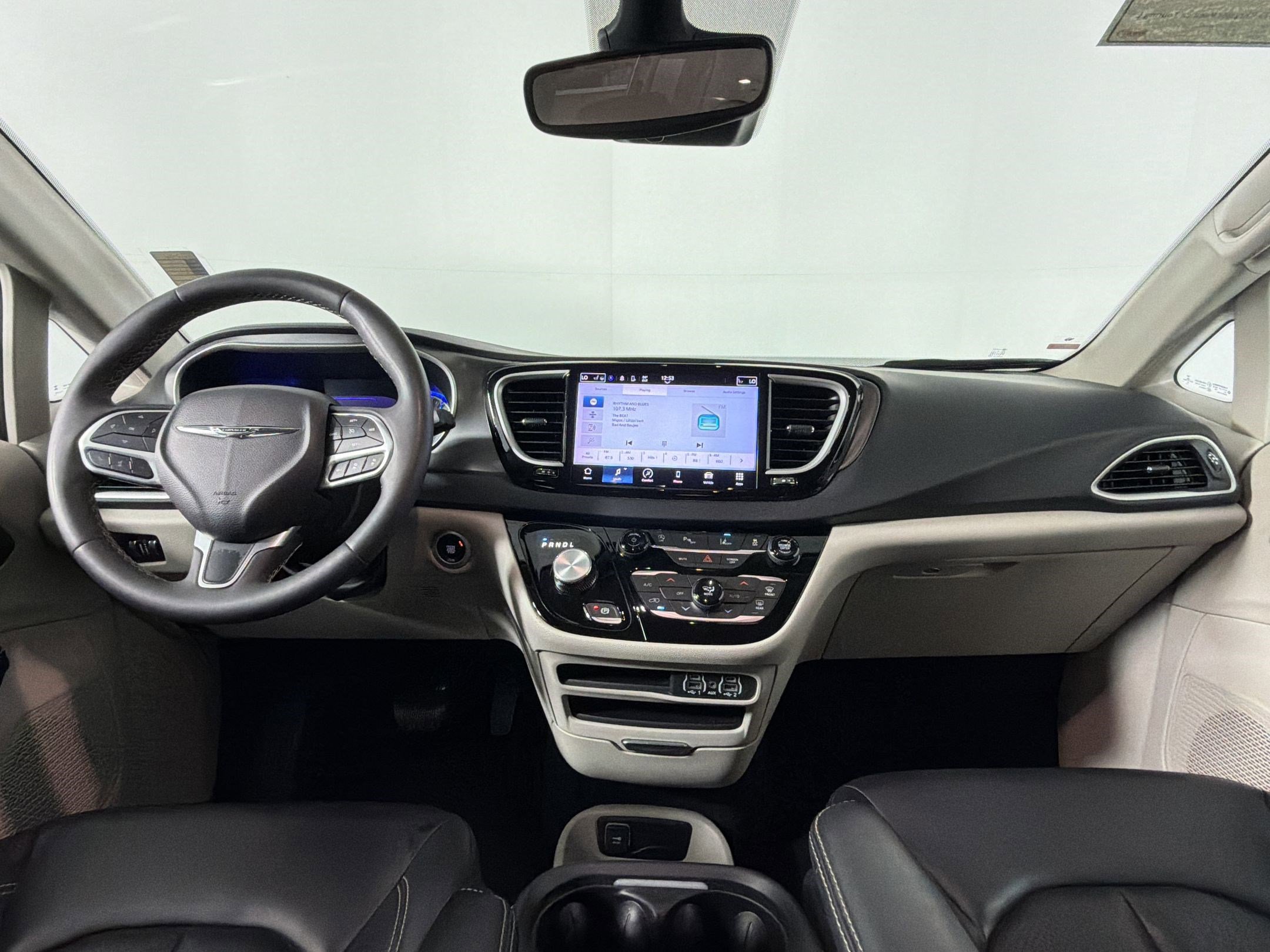 Used 2023 Chrysler Pacifica Touring-L FWD image 14