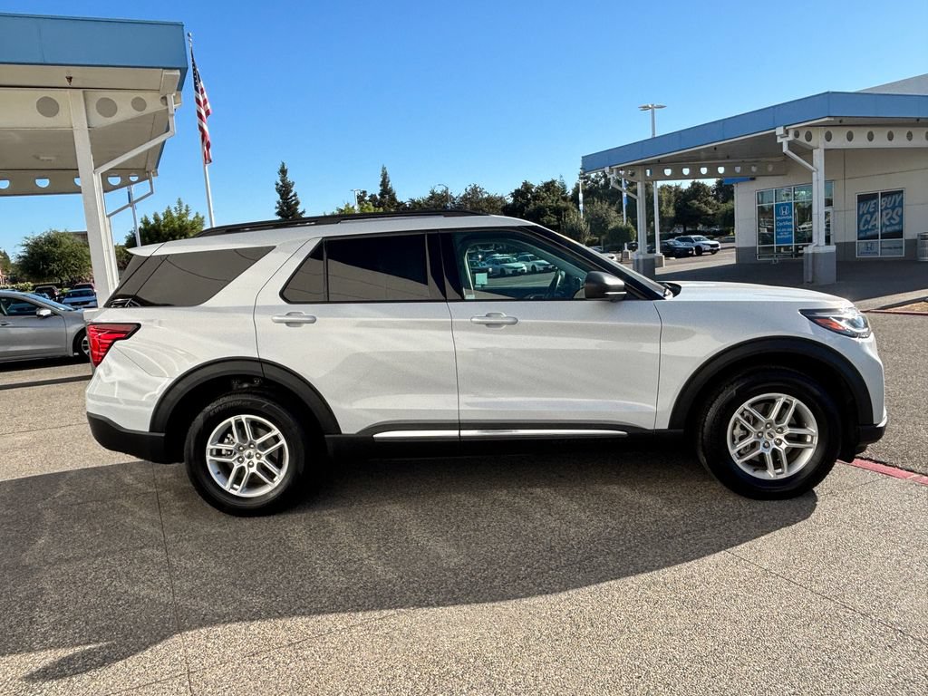 Used 2025 Ford Explorer Active AWD/4WD image 4