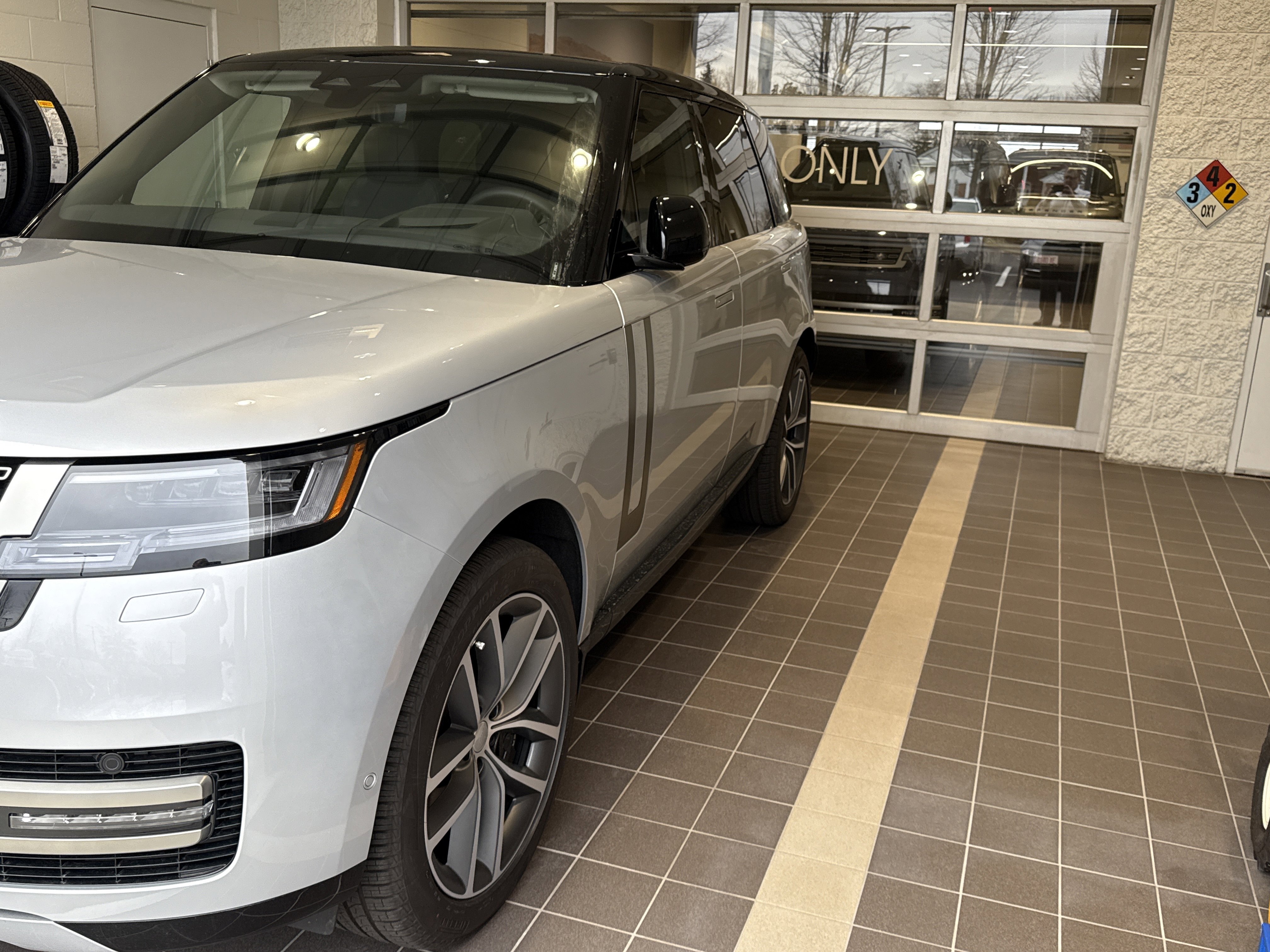 New 2025 Land Rover Range Rover SE image 2
