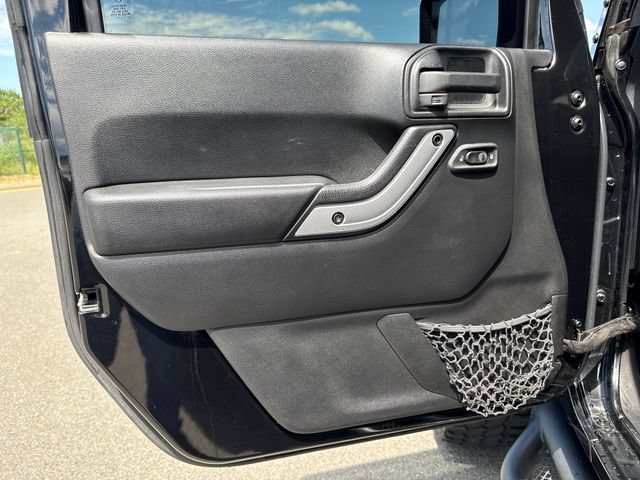 Used 2014 Jeep Wrangler Unlimited Rubicon w/ Connectivity Group AWD/4WD image 17