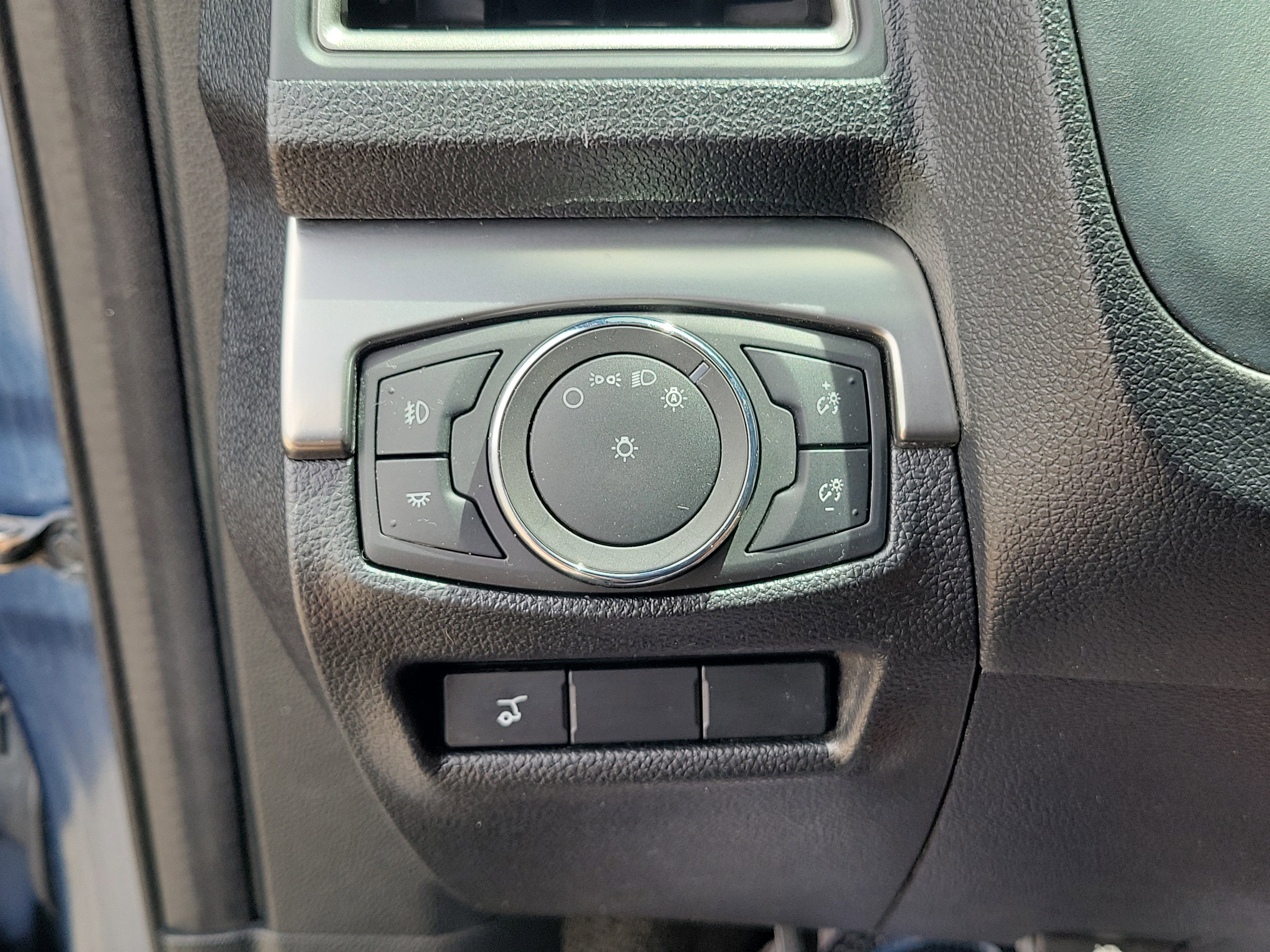 Used 2018 Ford Explorer XLT w/ Equipment Group 202A AWD/4WD image 22