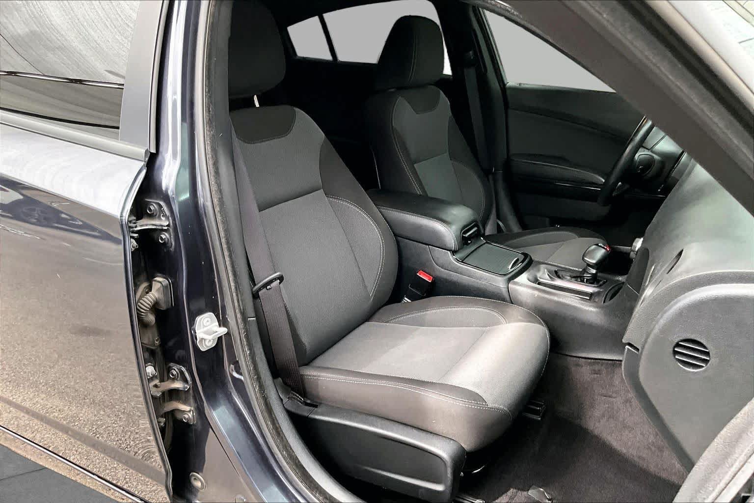 Used 2017 Dodge Charger SE w/ Blacktop Package RWD image 9