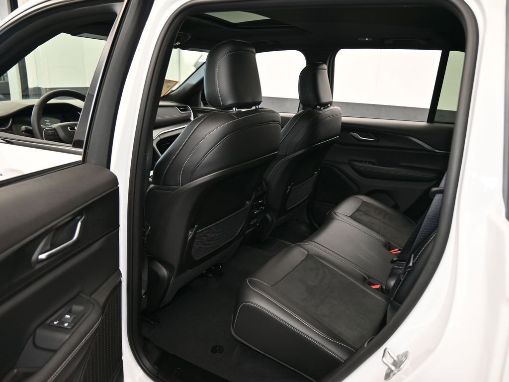 Used 2025 Jeep Grand Cherokee Altitude image 35