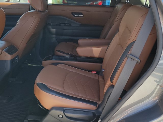 Used 2022 Nissan Pathfinder Platinum w/ Cargo Package AWD/4WD image 11