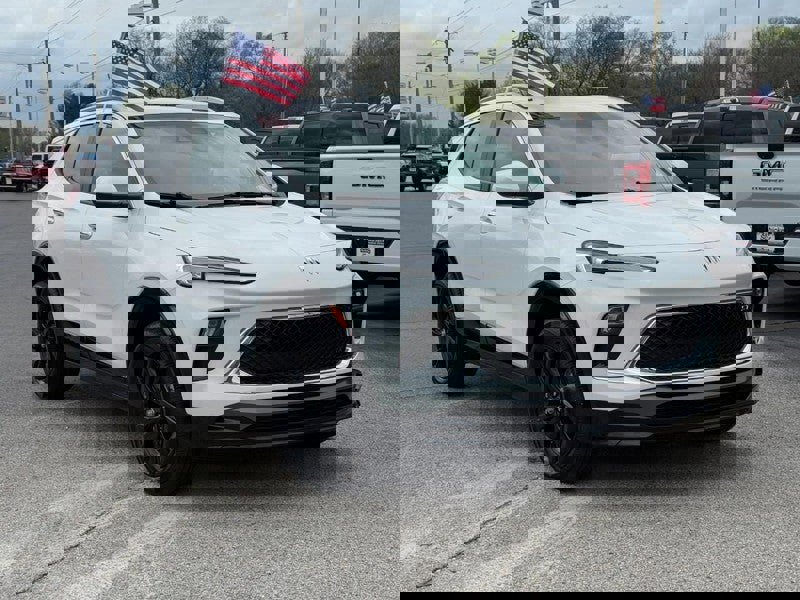 Used 2024 Buick Encore GX Sport Touring image 2