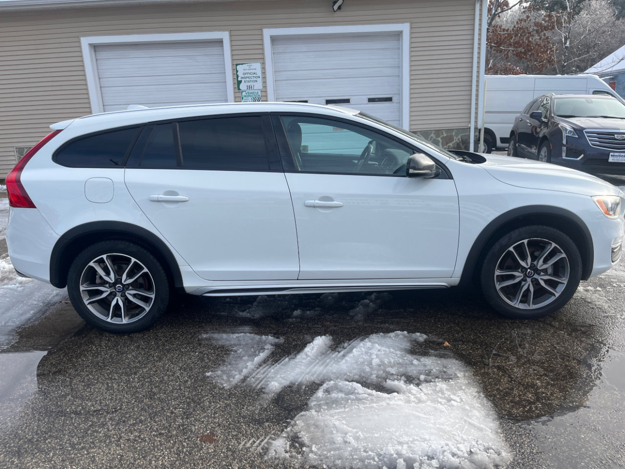 Used 2017 Volvo V60 T5 Cross Country w/ Convenience Package image 2
