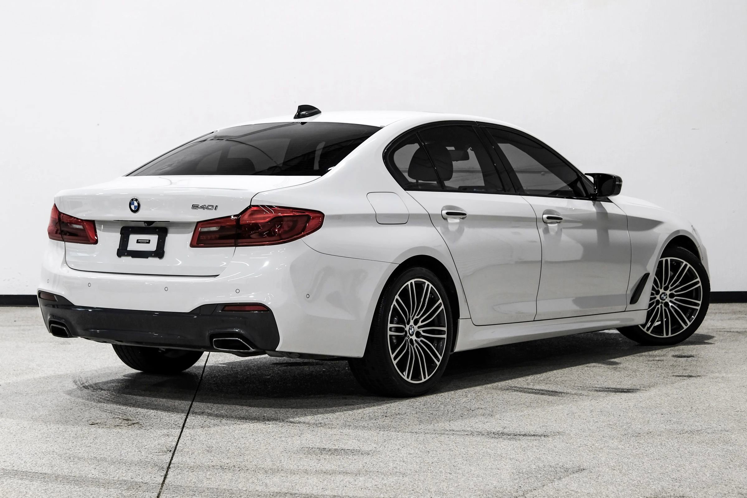 Used 2018 BMW 540i w/ M Sport Package RWD image 8