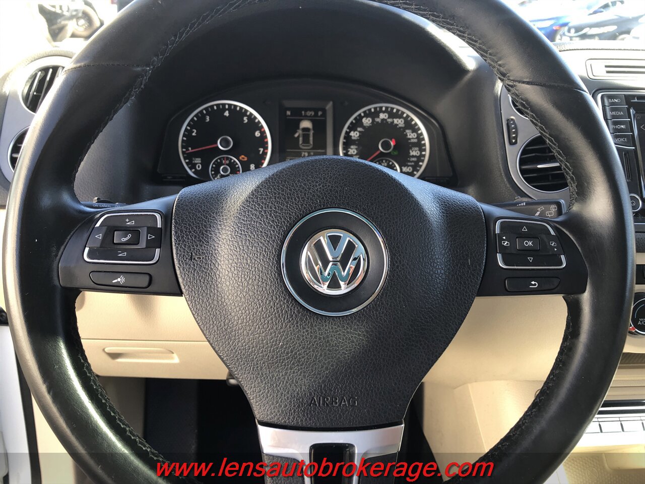 Used 2016 Volkswagen Tiguan SE image 12