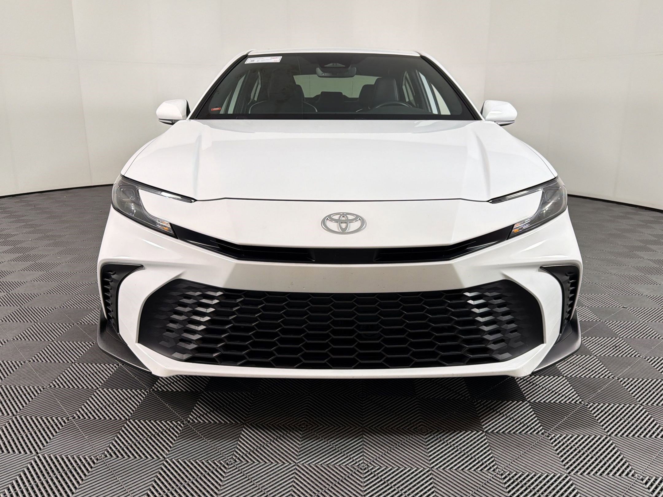 Used 2025 Toyota Camry SE w/ Multimedia Upgrade Package image 5