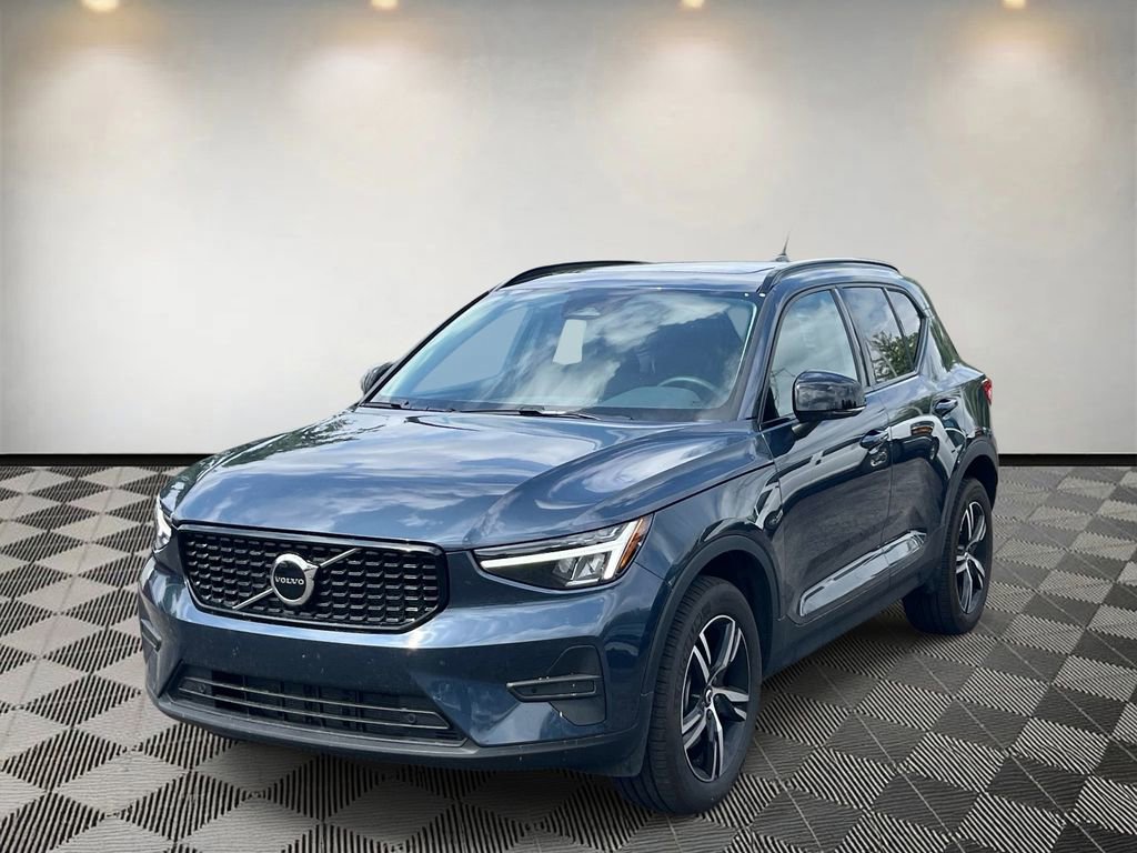 Certified 2026 Volvo XC40 B4 Core w/ Climate Package FWD image 7