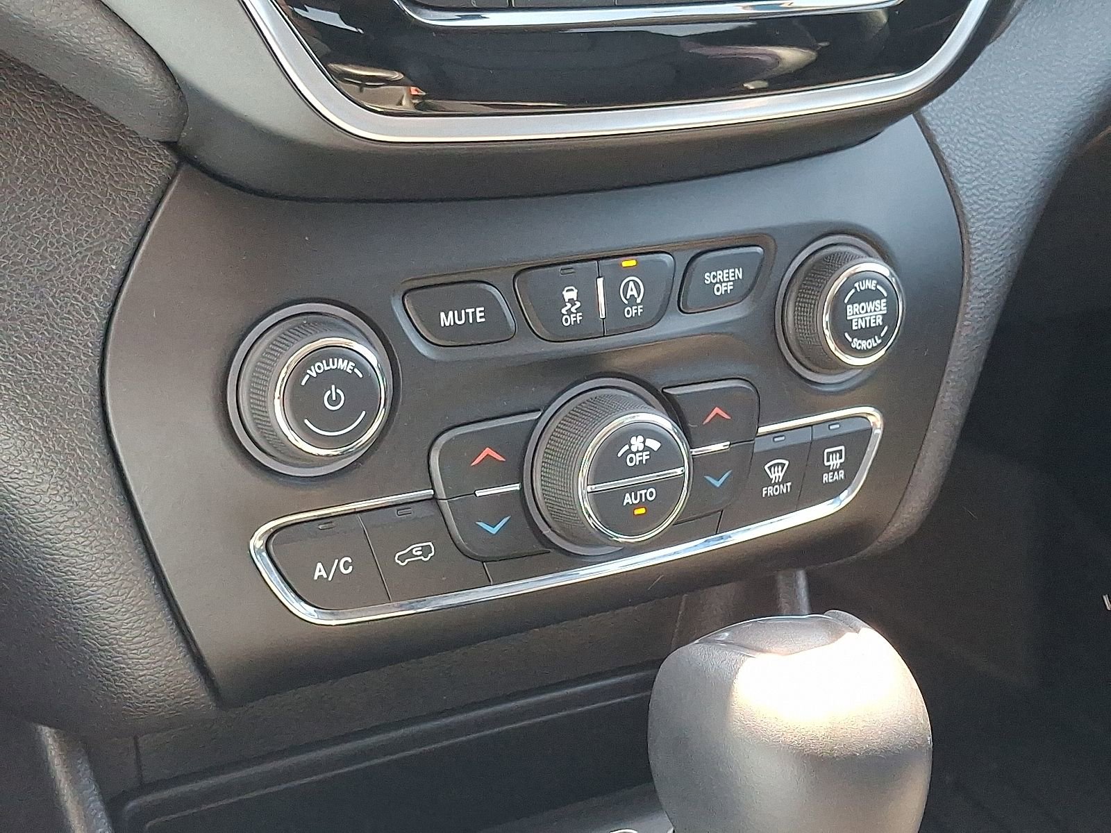 Used 2019 Jeep Cherokee Limited AWD/4WD image 17