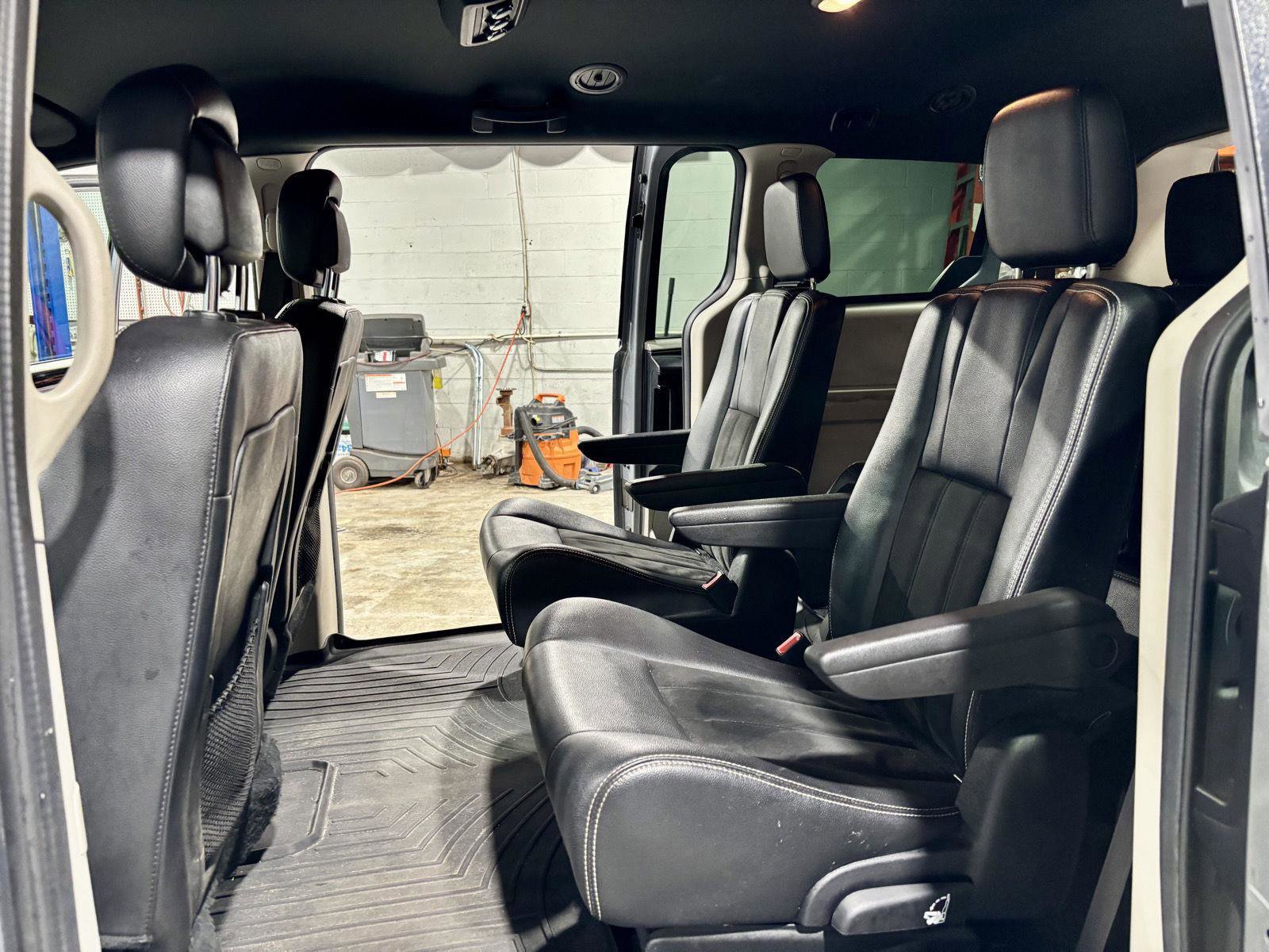 Used 2019 Dodge Grand Caravan SXT image 14