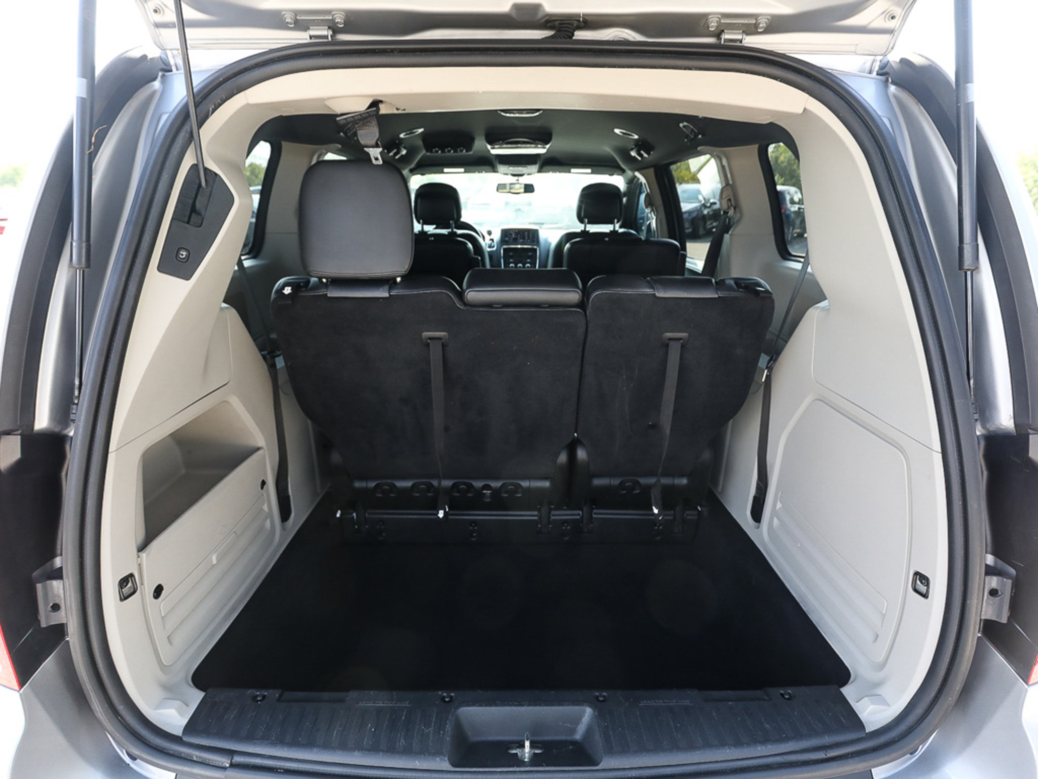 Used 2017 Dodge Grand Caravan SXT FWD image 6