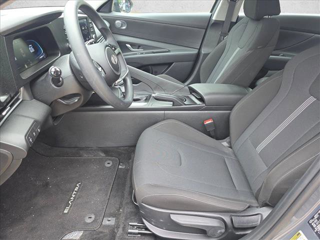 Used 2025 Hyundai Elantra SE FWD image 12