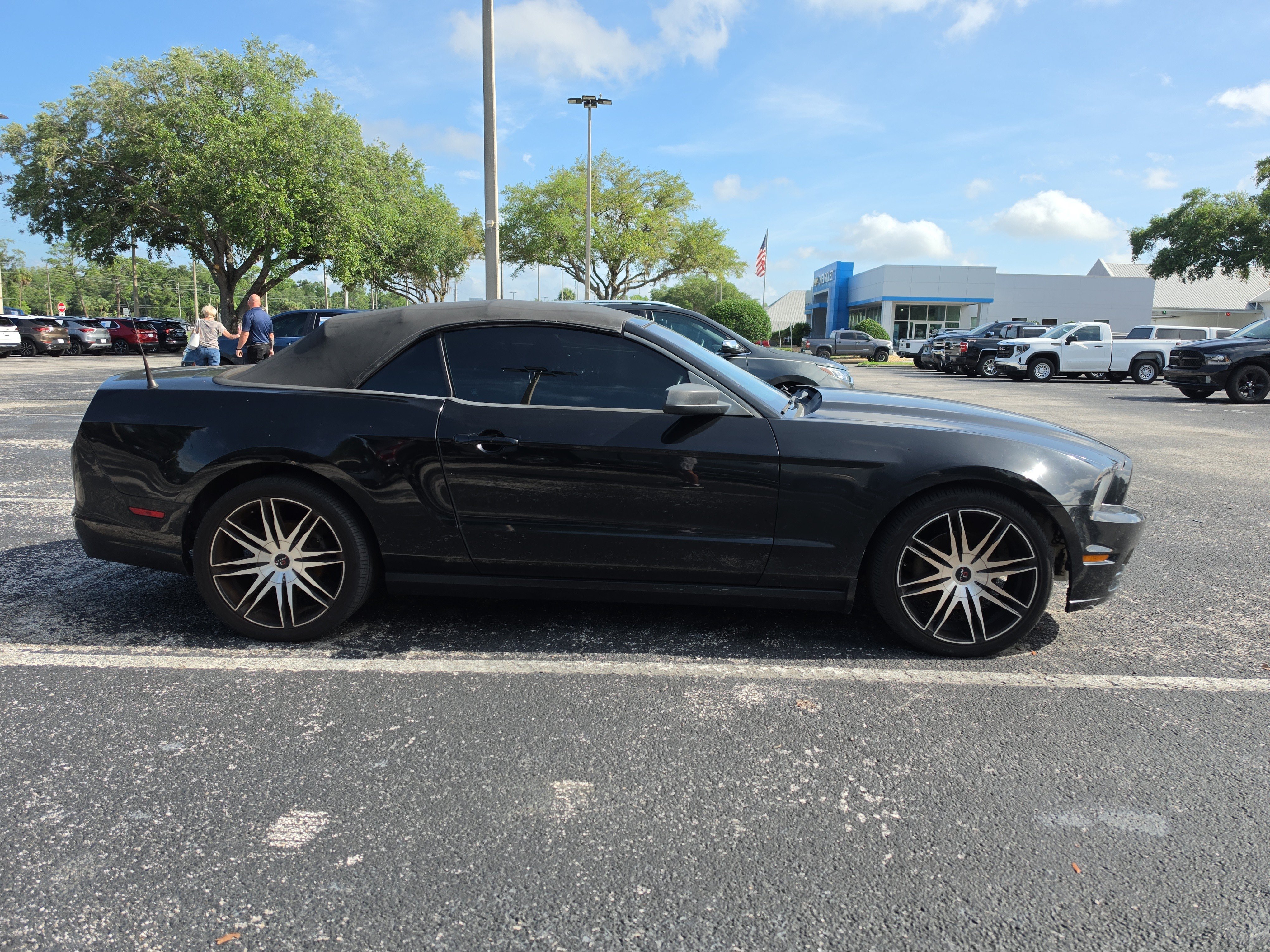 Used 2014 Ford Mustang Convertible RWD image 2