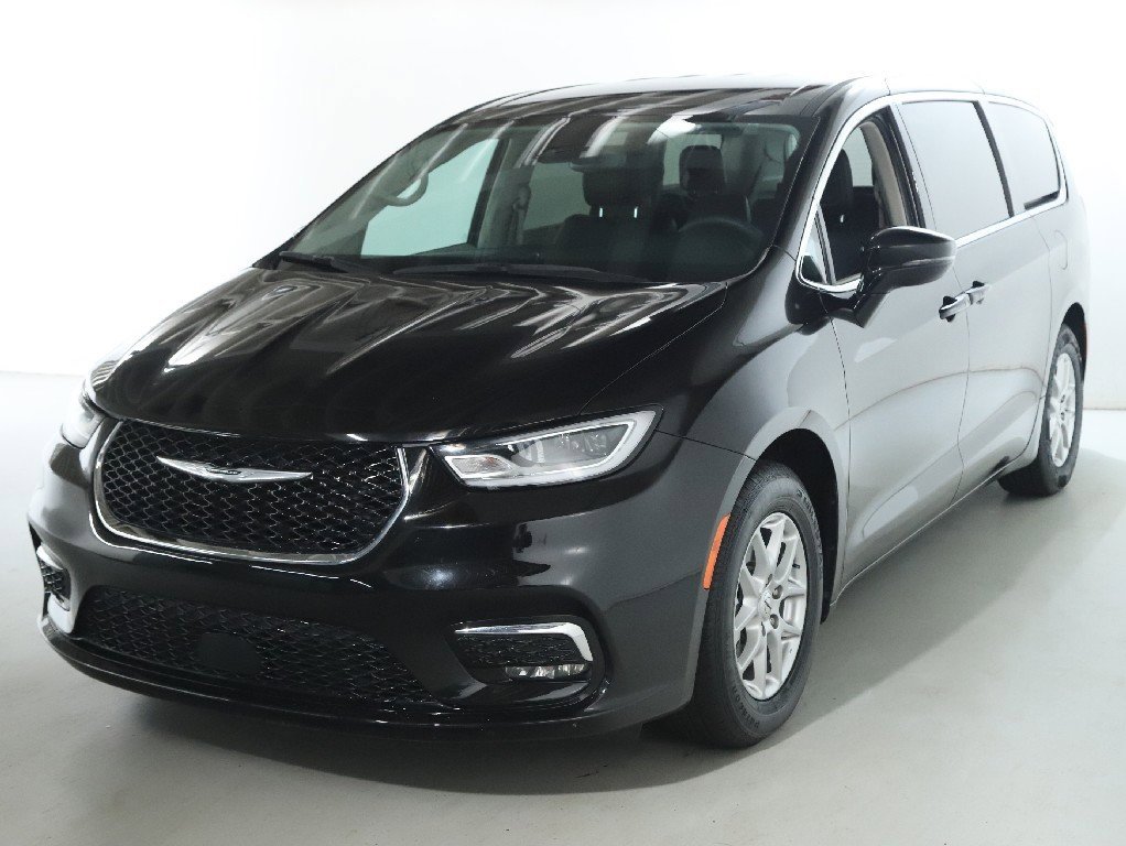 Used 2024 Chrysler Pacifica Touring-L image 4