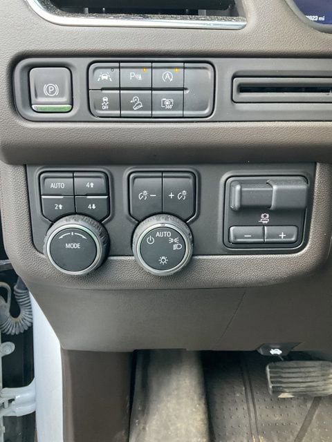 Used 2024 Chevrolet Tahoe Z71 w/ Luxury Package AWD/4WD image 29