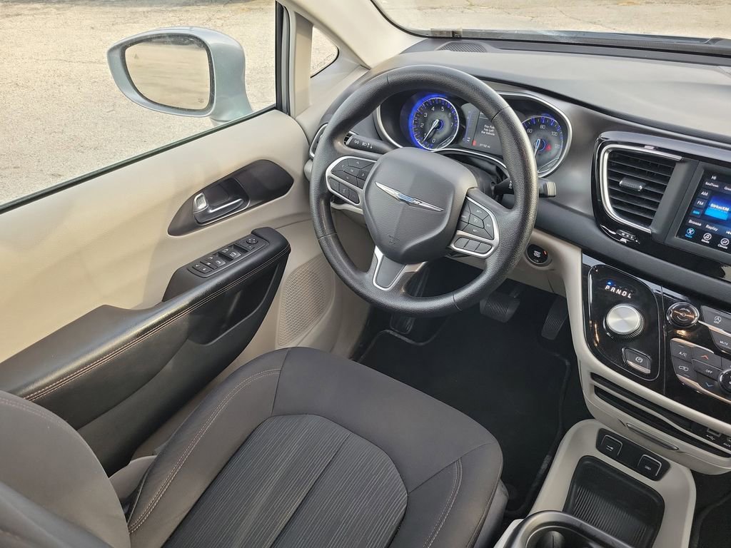 Used 2020 Chrysler Pacifica Touring w/ Tire & Wheel Group image 17