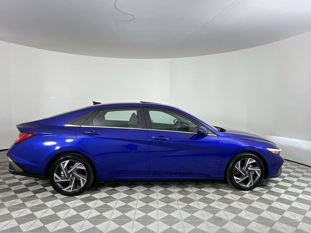 Used 2025 Hyundai Elantra SEL image 3