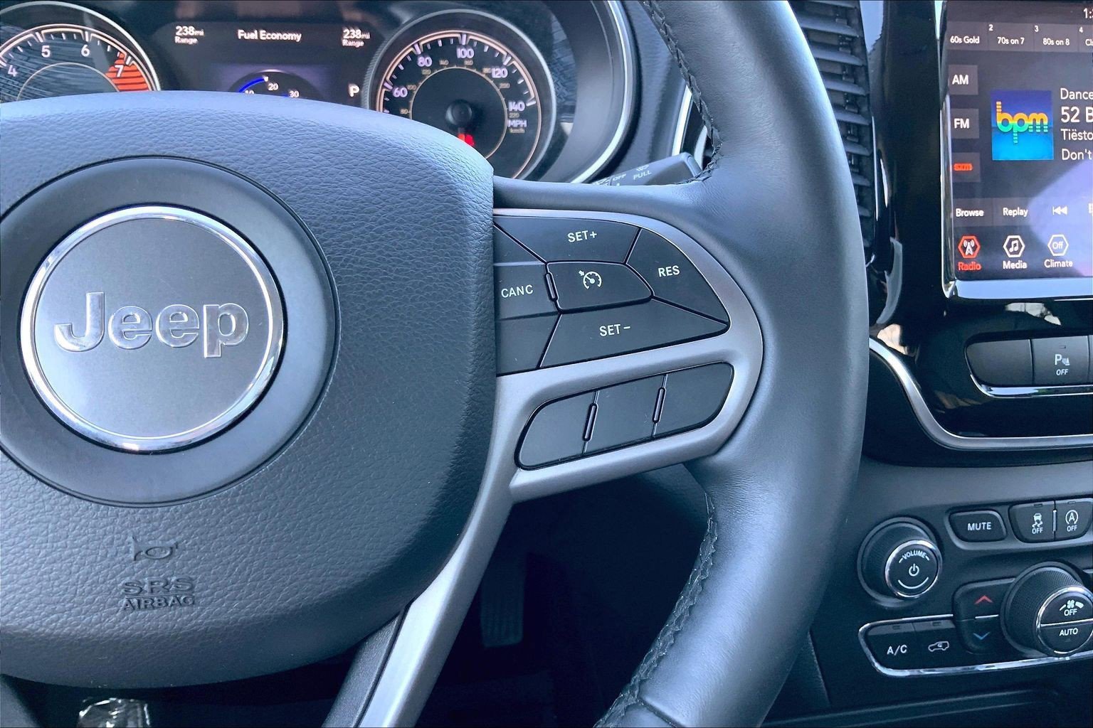 Used 2019 Jeep Cherokee Limited image 21