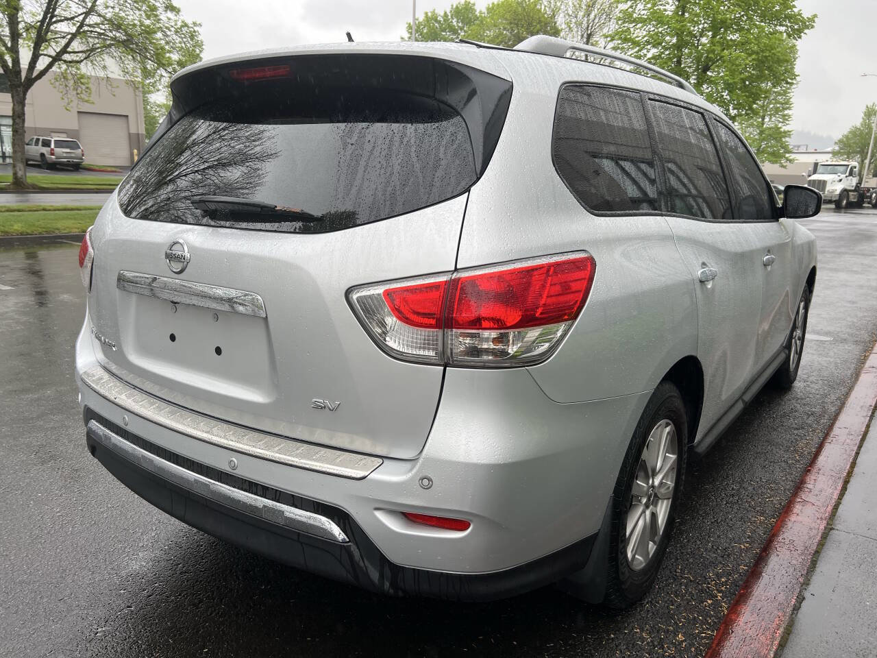 Used 2014 Nissan Pathfinder SV FWD image 3