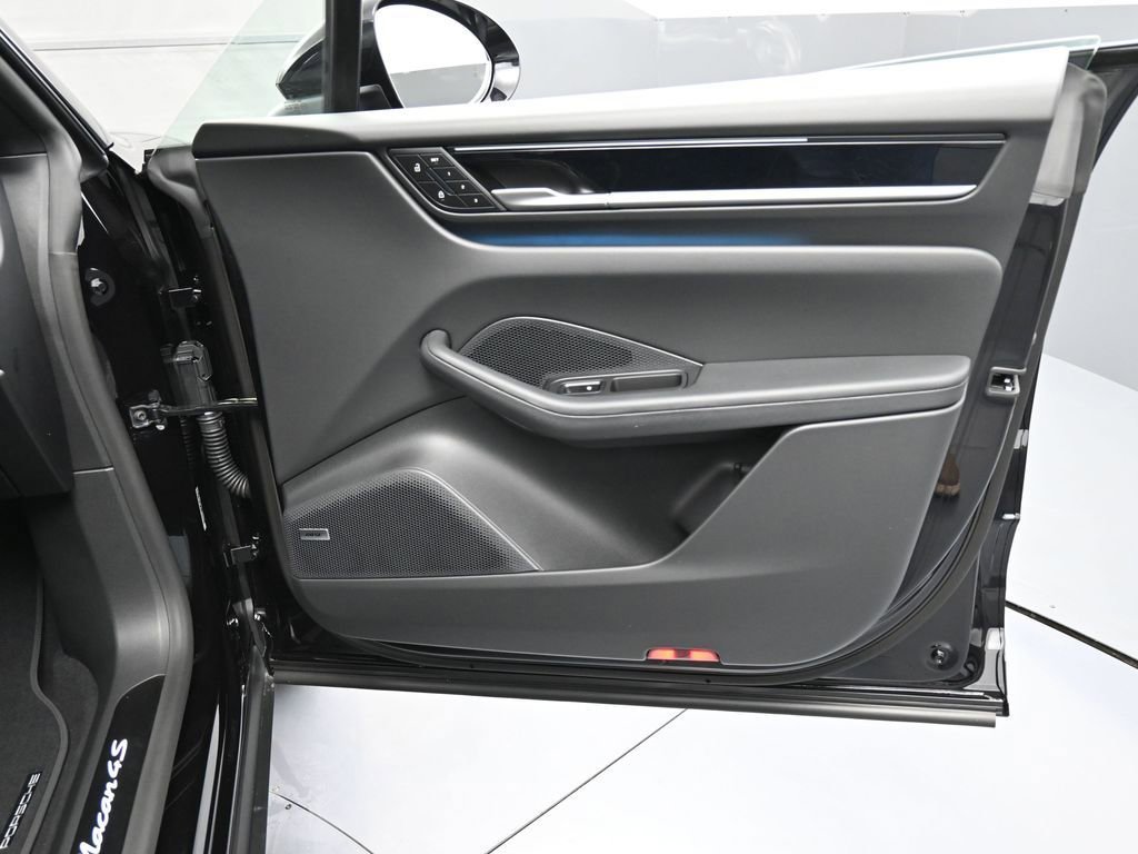 New 2026 Porsche Macan 4S Electric AWD/4WD image 29