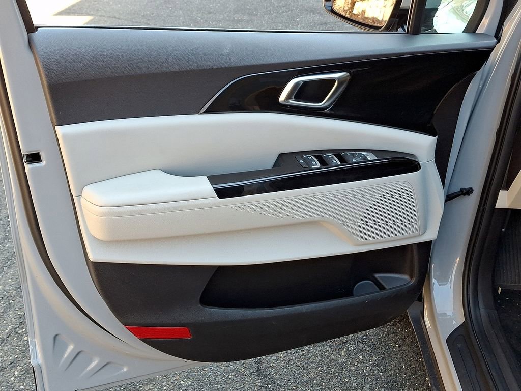 Used 2023 Kia Carnival EX image 13