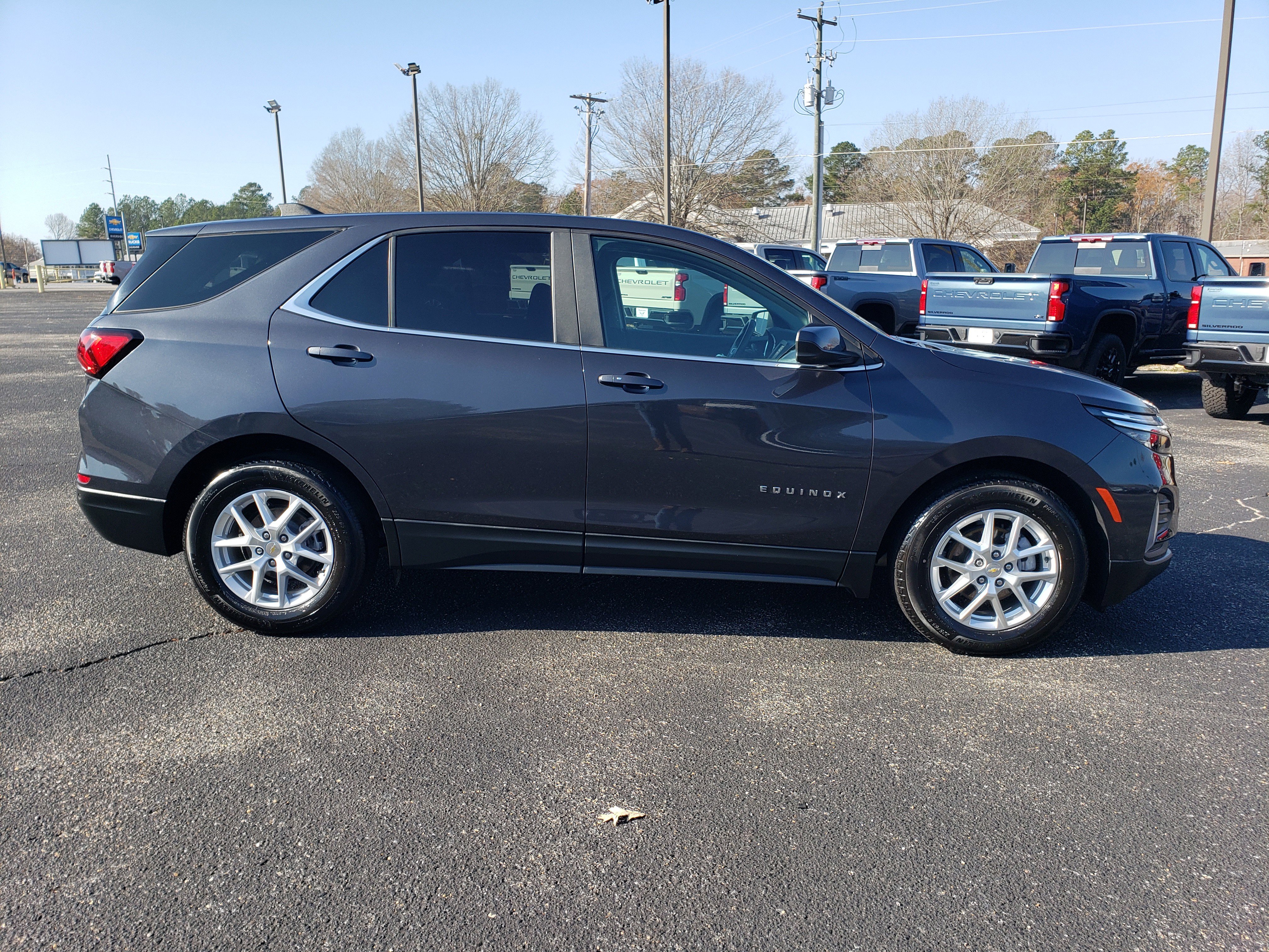Used 2022 Chevrolet Equinox LT w/ Driver Convenience Package image 5