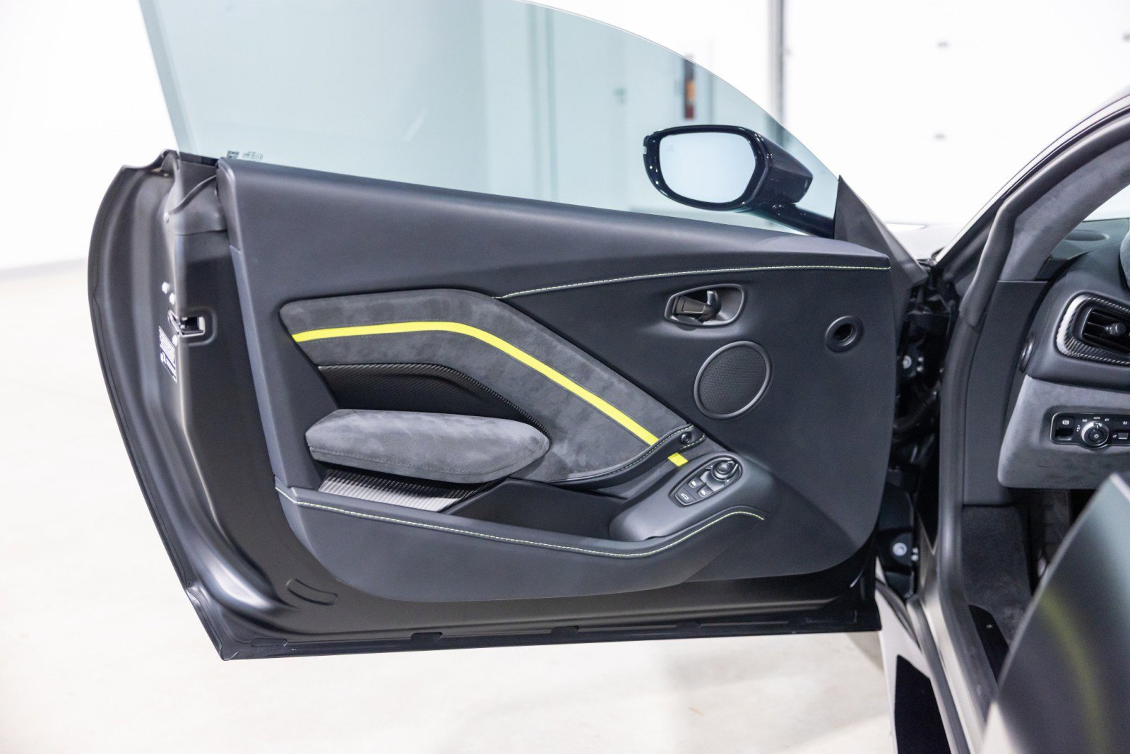 Used 2022 Aston Martin V8 Vantage Coupe RWD image 32