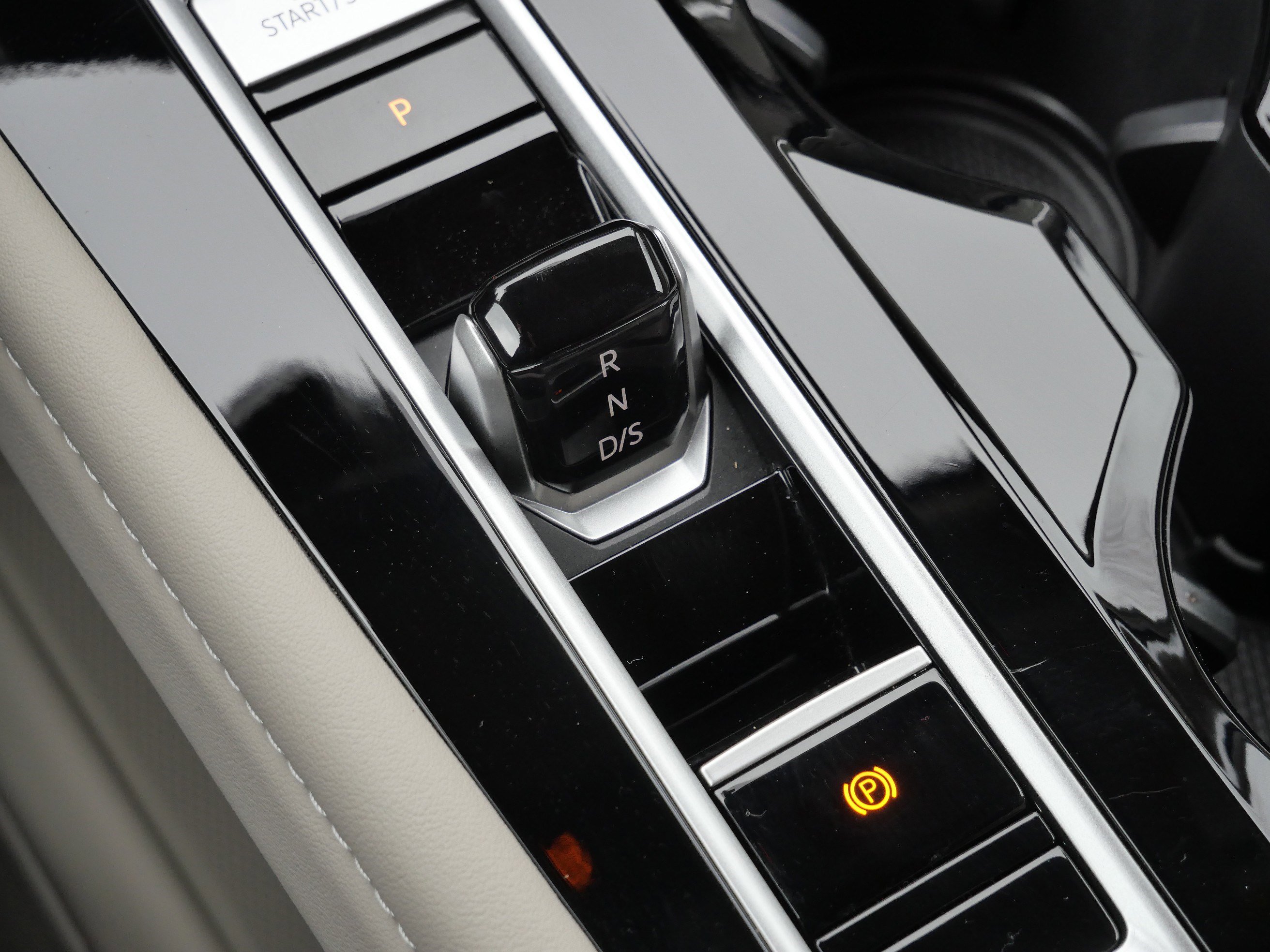 Certified 2025 Volkswagen Atlas SE image 24