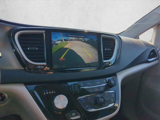 Used 2022 Chrysler Pacifica Touring-L image 9