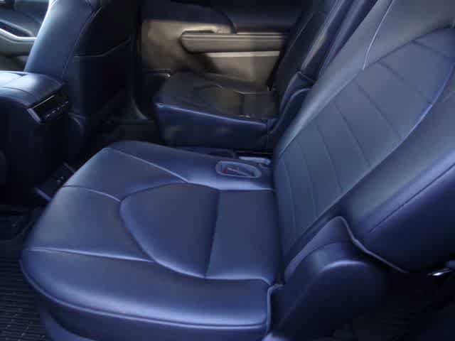 Used 2021 Toyota Highlander XLE AWD/4WD image 17