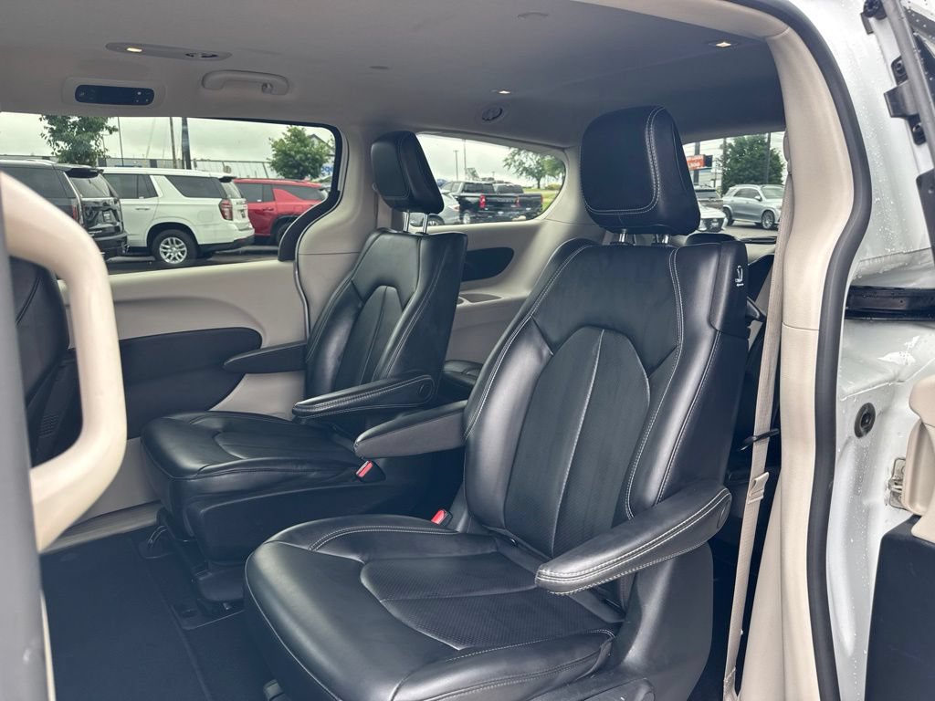Used 2023 Chrysler Pacifica Touring-L FWD image 24