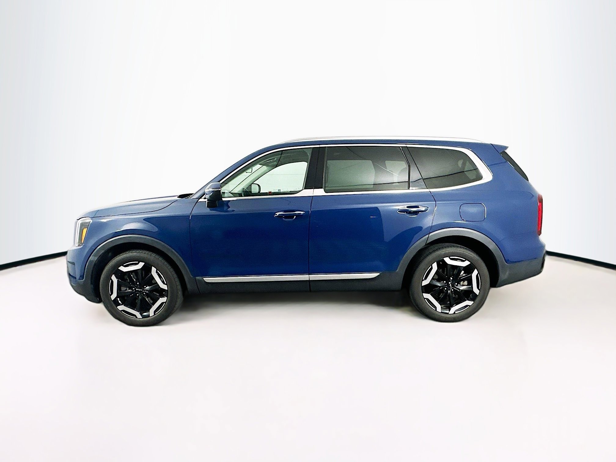Used 2025 Kia Telluride S FWD image 4