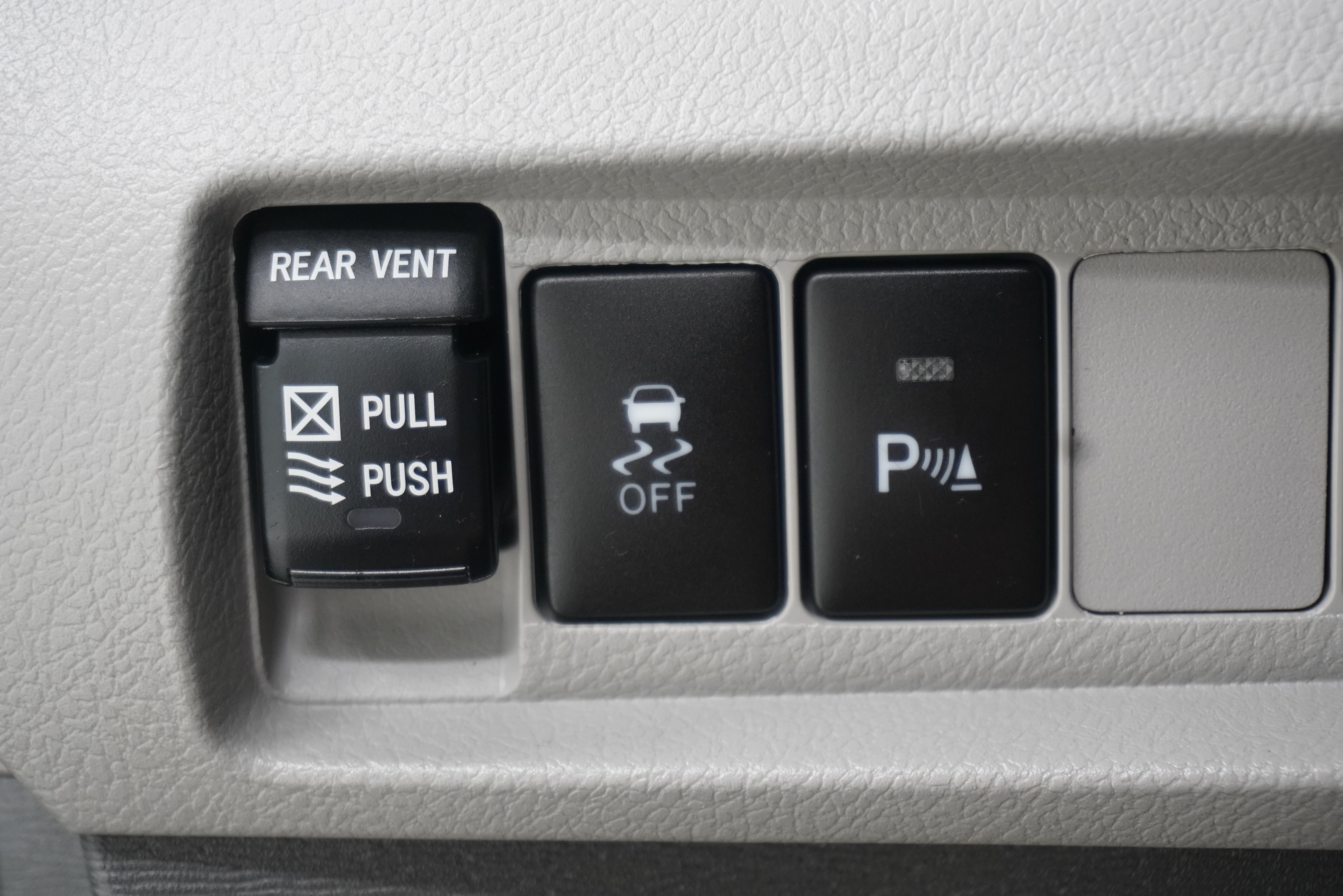 Used 2020 Toyota Sienna XLE w/ XLE Navigation Package FWD image 28