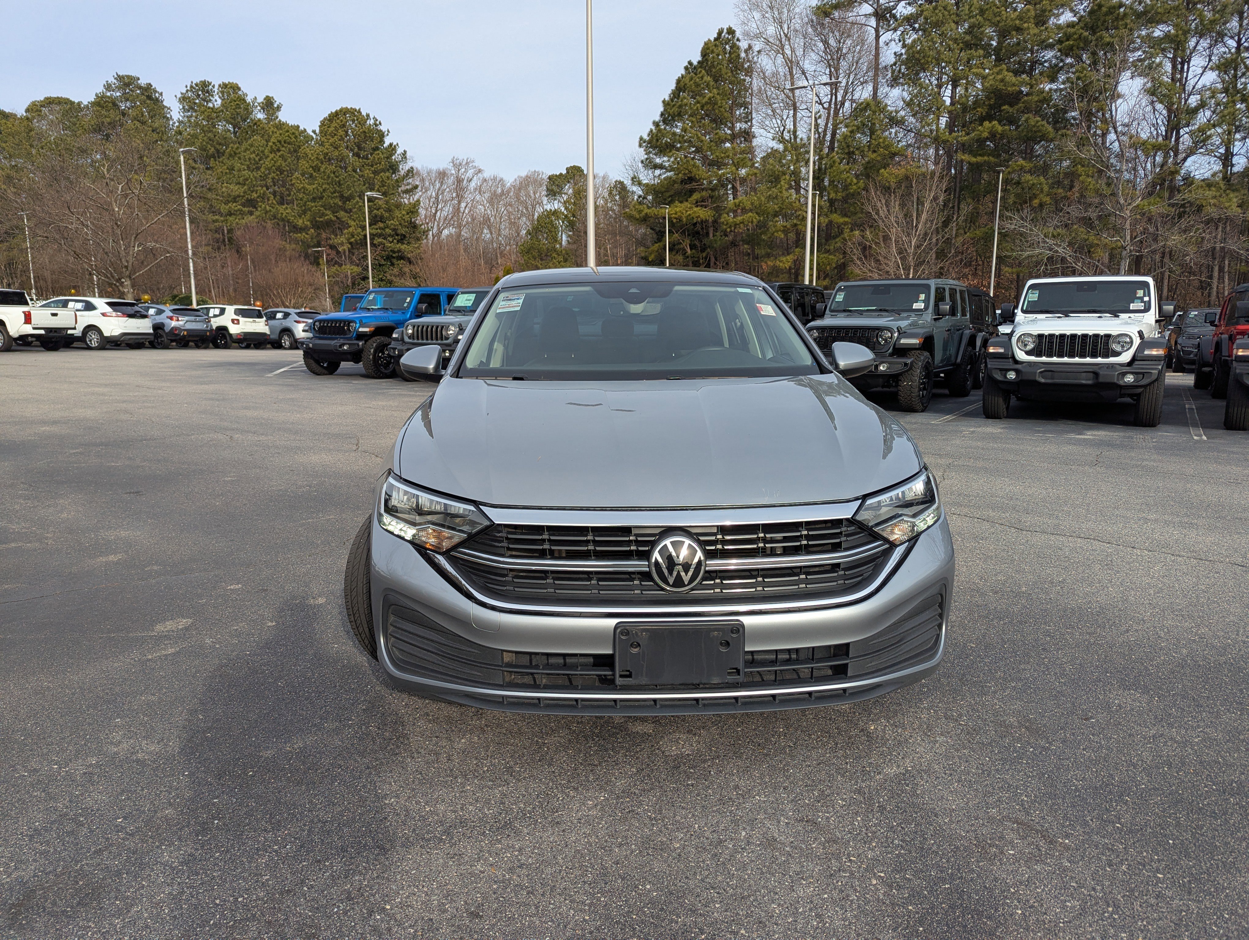 Used 2023 Volkswagen Jetta SE w/ Panoramic Sunroof Package image 2