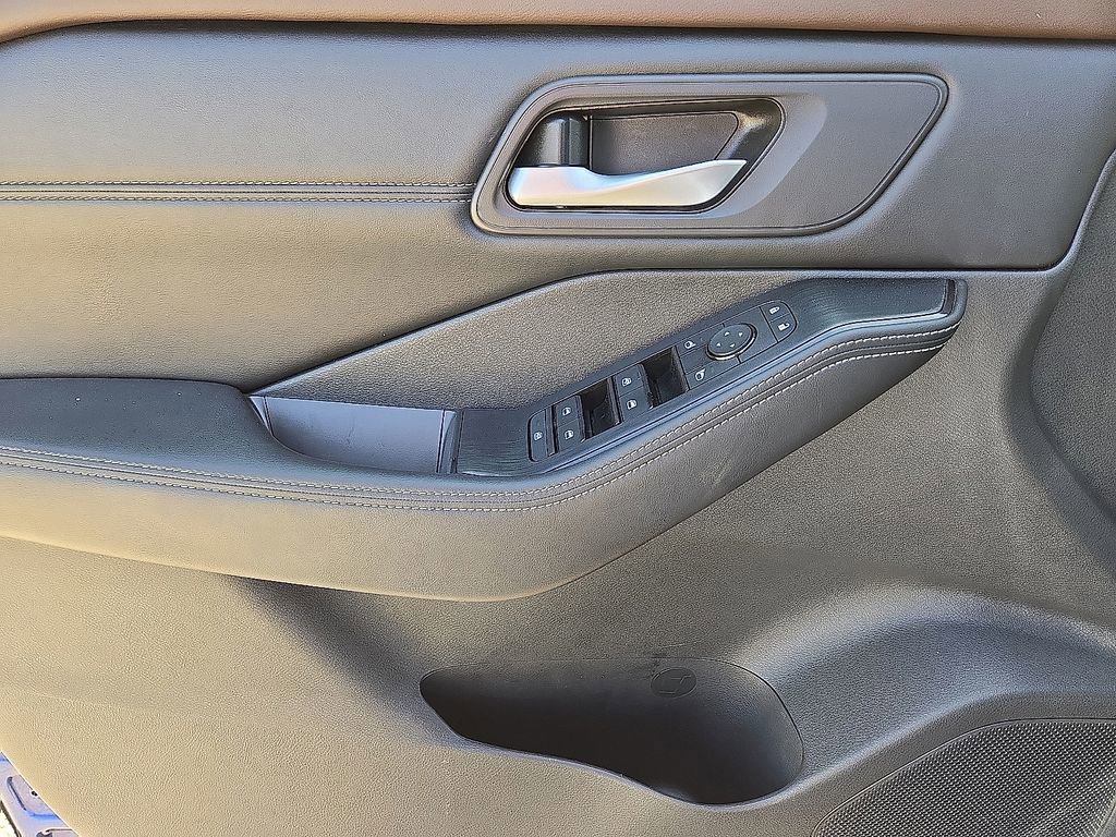 Used 2022 Nissan Rogue SV w/ SV Premium Package image 21