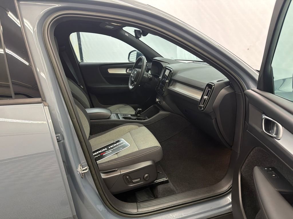 Used 2023 Volvo XC40 B5 Core image 15