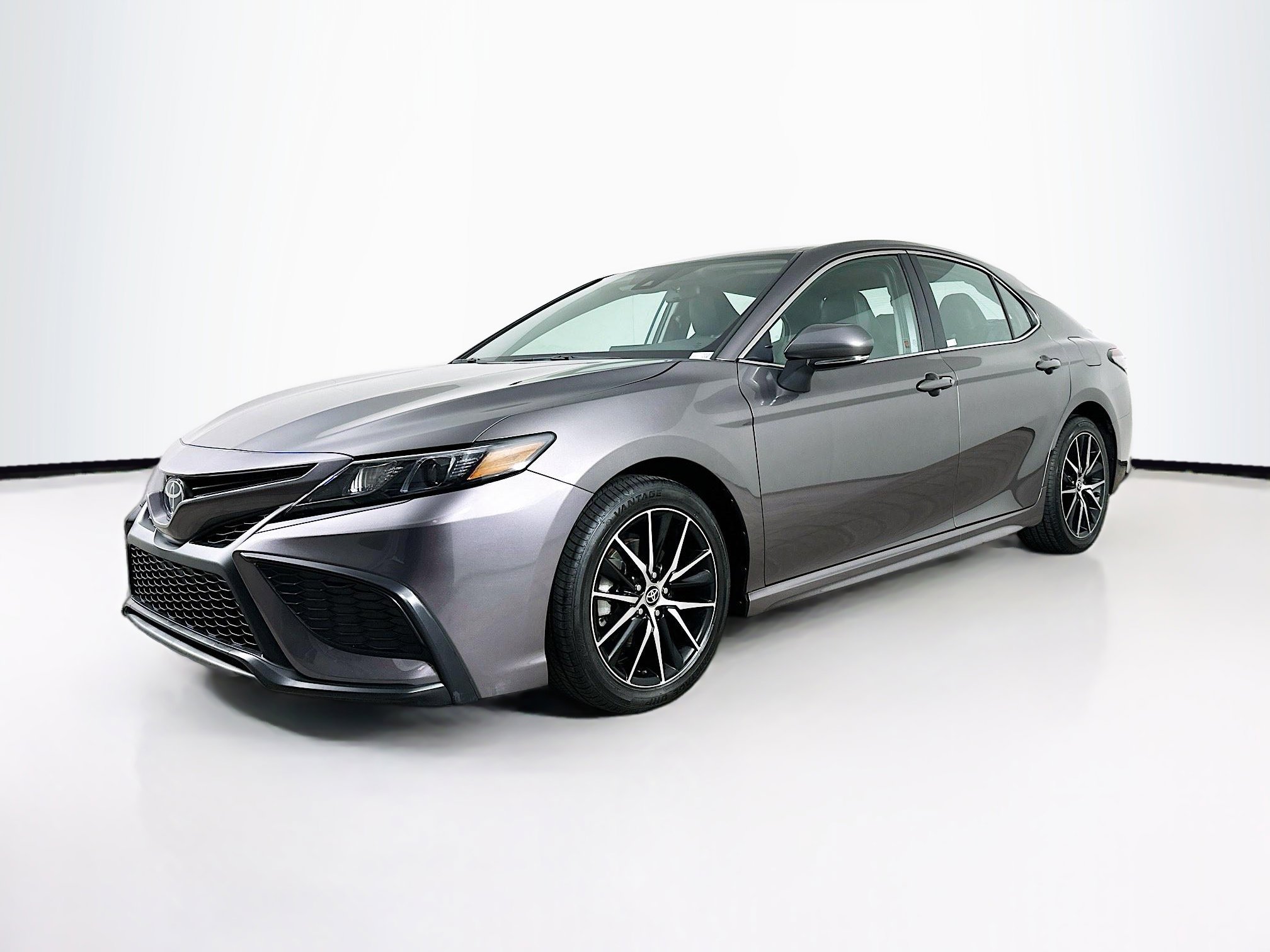 Used 2024 Toyota Camry SE image 3