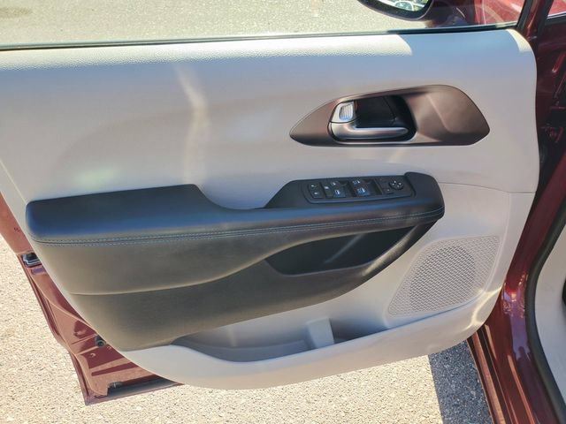 Used 2021 Chrysler Pacifica Touring w/ Cold Weather Group FWD image 9