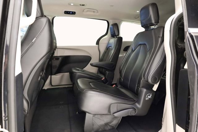 Used 2023 Chrysler Pacifica Touring-L image 28