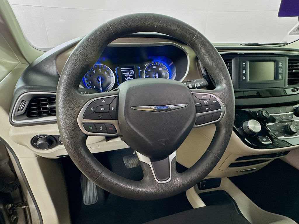 Used 2017 Chrysler Pacifica LX w/ Tire & Wheel Group FWD image 11