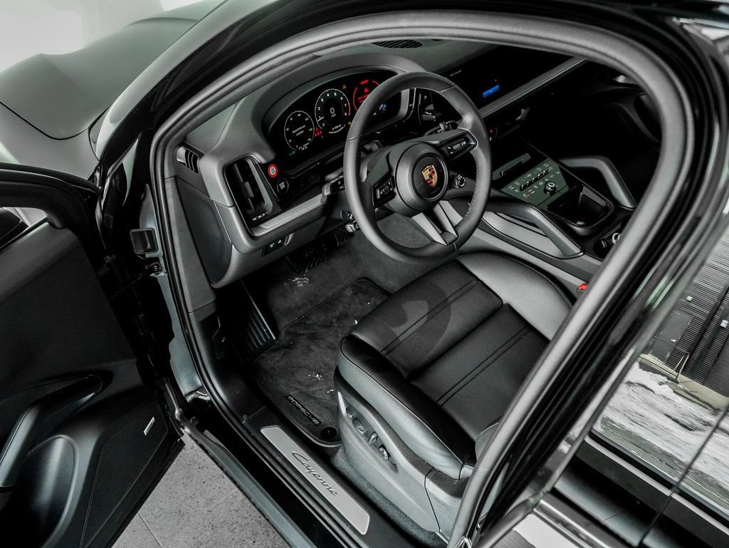 Certified 2025 Porsche Cayenne Coupe AWD/4WD image 4