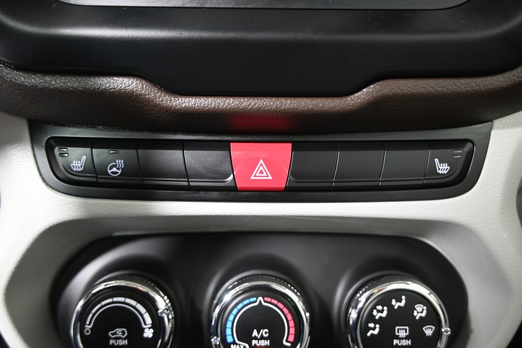 Used 2015 Jeep Renegade Latitude w/ Cold Weather Group AWD/4WD image 28