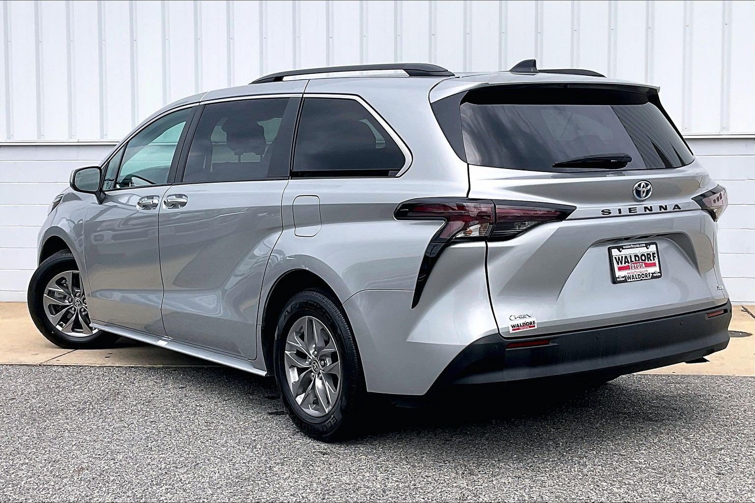 Used 2025 Toyota Sienna XLE FWD image 15