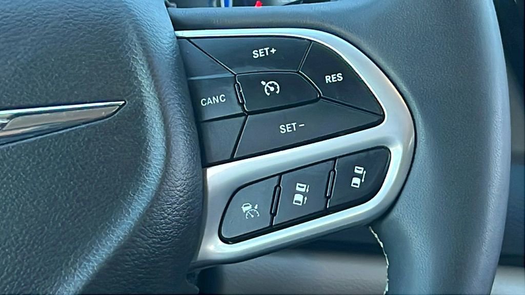 Used 2024 Chrysler Pacifica Touring-L image 23